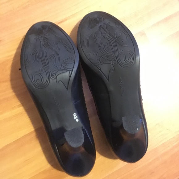 Kenneth Cole Reaction black leather heels with bow - Picture 6 of 10